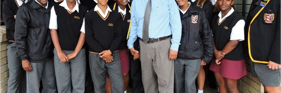 Die 15 atlete wat deelgeneem het saam met mnr Tommy Wilson, prinsipaal